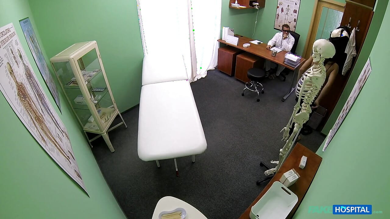 Estudiante recibe un chequeo de cuerpo completo y una sorpresa preñada