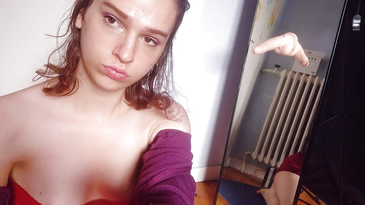 กับดักน่ารักแก้ผ้าและเล่นกับดิลโด้ของเธอในเธอน้ําแตกในตูดเธอ