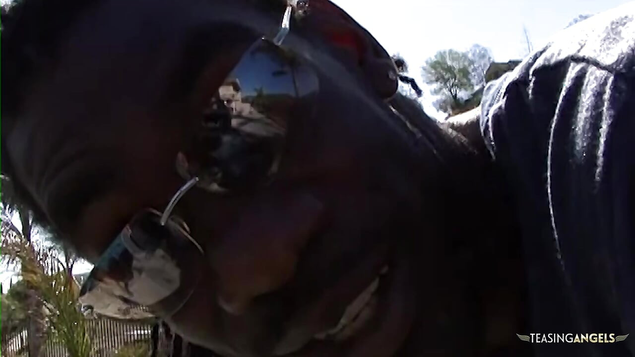 这个大黑屌没有大屁股婊子，所以他操了一个瘦弱的荡妇。