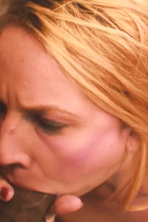 Dona de casa loira obcecada por pau grande, 4_big, gosta de sexo interracial com um pau grande.