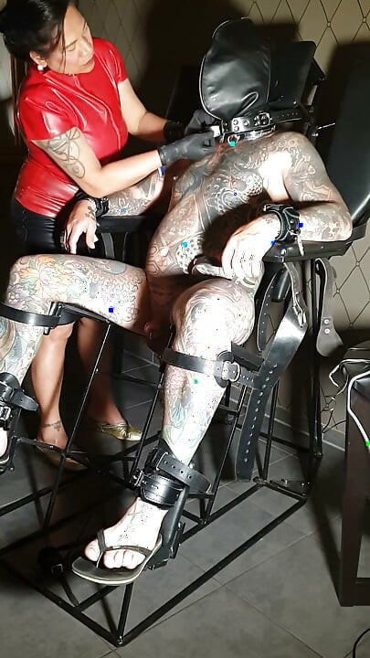 Przypięty do fotela bondage na elektrowstrząsy