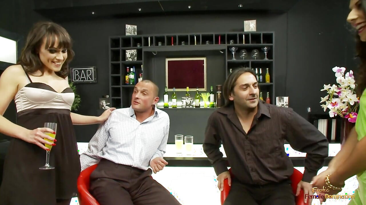 두 명의 핫한 도미나에게 섹스 던전에 데려가는 바에서 온 젊은이들