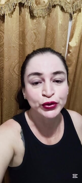 Ateşli orta yaşlı seksi kadın büyük göğüslerini ve kıllı amcığını gösteriyor