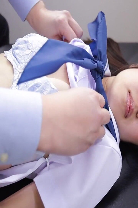 Cảm xúc yên tĩnh cuối cùng cũng tràn ly khi anh ấy đến với cô ấy trong một khoảnh khắc riêng tư sau nhiều giờ