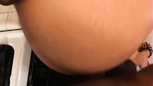 Sevimli Asyalı kız büyük zenci yarağını emiyor ve mutfakta sikiliyor