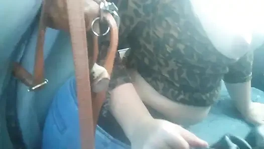 HALK OTOBÜSÜNDE ORAL SEKS VE GÖĞÜSLERINI VE BÜYÜK GÖTÜNÜ TEŞHIR EDIYOR