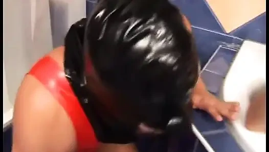 Azgın lateks bebek banyoda sert sikiliyor