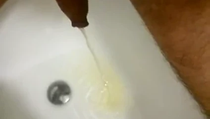 beni pissing içinde küvet