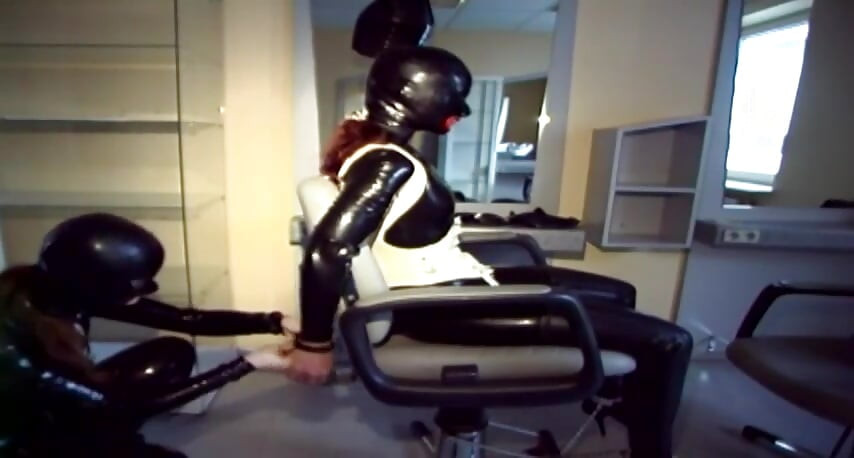 Maskirana crvenokosa u lateksu biva vezana