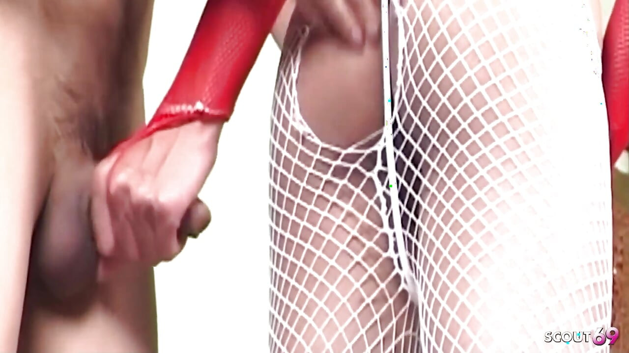 Азиатский ледибой в чулках получает свой первый анальный секс