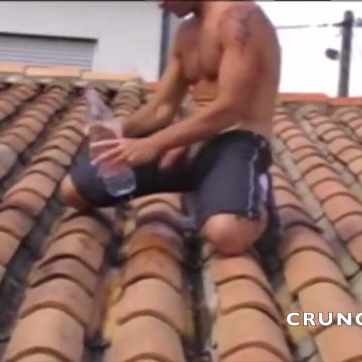 私は危険な屋外で大きなペニスを見せるのが大好きです