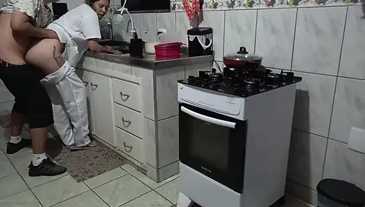 Hizmetçi bulaşık yıkarken götünü kullandırıyor.