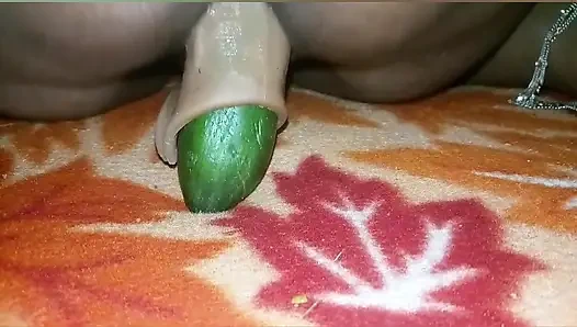 Savita yenge amına silikon salatalık koyarak sikiliyor.