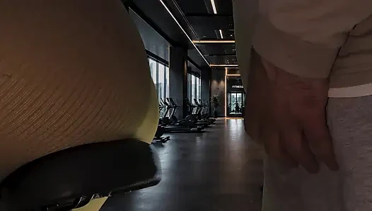 Harter sex mit einem fremden im Fitnessstudio und er kam 2 Mal.