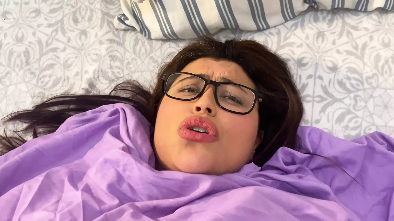 继母进入房间并替换成人娃娃！