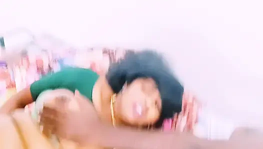 Hintli üçlü grup seks Hintli güzel ev hanımı husbend'i aldatıyor, husbend'in arkadaşını sikiyor. Telugu Adio.