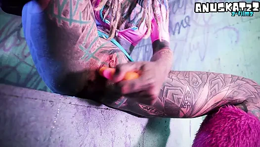 Pantat dan memek cewek gotik dengan pantat bahenol cewek gotik ini dientot habis-habisan sampai lubangnya menganga lebar