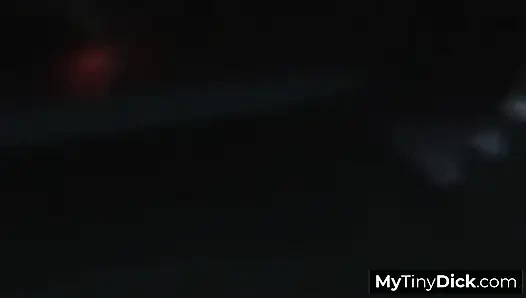 Tangannya dengan lembut memandu kontol kecilnya ke dalam mulutnya