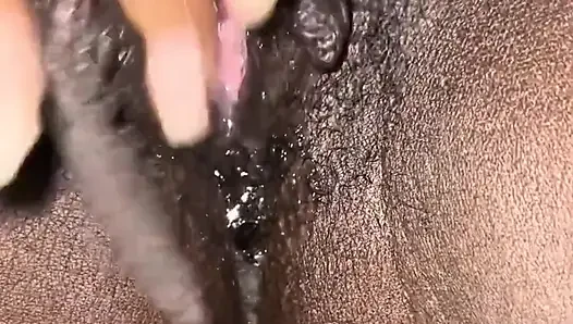 Merangsang klitoris besarku dengan memek tembus pandangku
