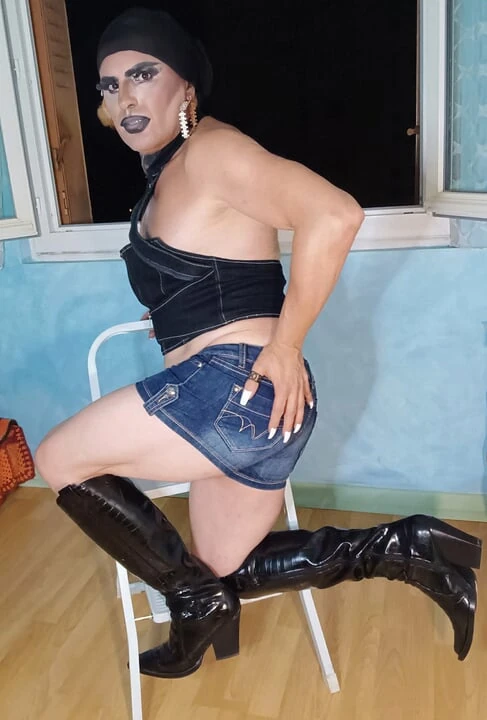 Sexy mature slut sissy gypsy exhibe herself on the window of building