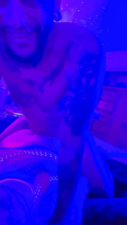 69 in een neon bodystocking POV doggy creampie met TS Diana Deelight in sokken.