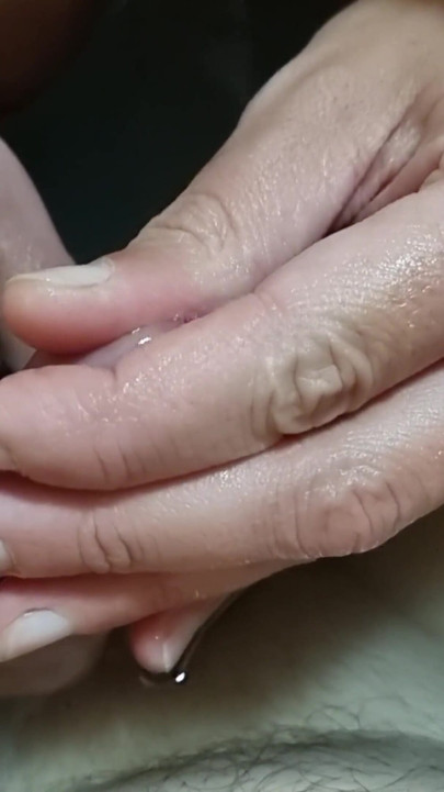 Une fille sexy joue avec son pénis dans la baignoire et insère son doigt dans l’urètre | Clip 1