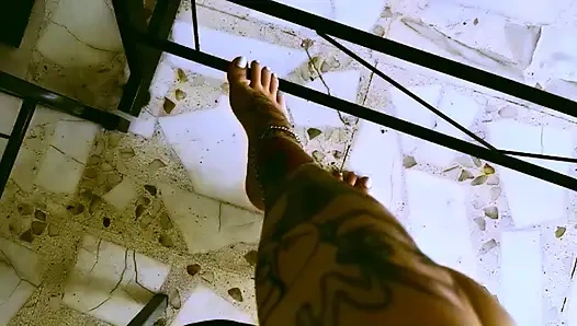 Mein schreibtisch, meine regeln, mein menschlicher hocker