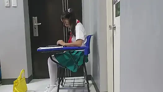 Siswi yang putus asa ini lagi asik kencing