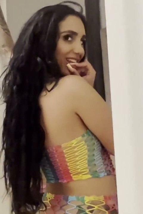 Dövmeli orta yaşlı seksi kadın aşırı lovense fışkırtarak her şeyi sırılsıklam yapıyor