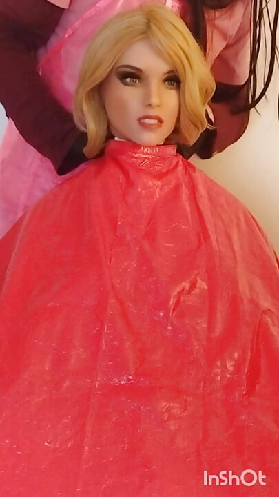 Lauren, la princesa del salón de belleza, modelando con capa química y fetiche