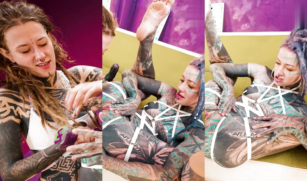 Chicas Alt tatuadas se vuelven locas con juguetes enormes