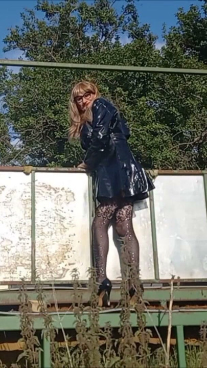 Travestit jucându-se la fermă în PVC | Clip 2