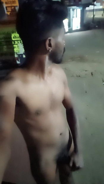 Gola na autobusnoj stanici noću