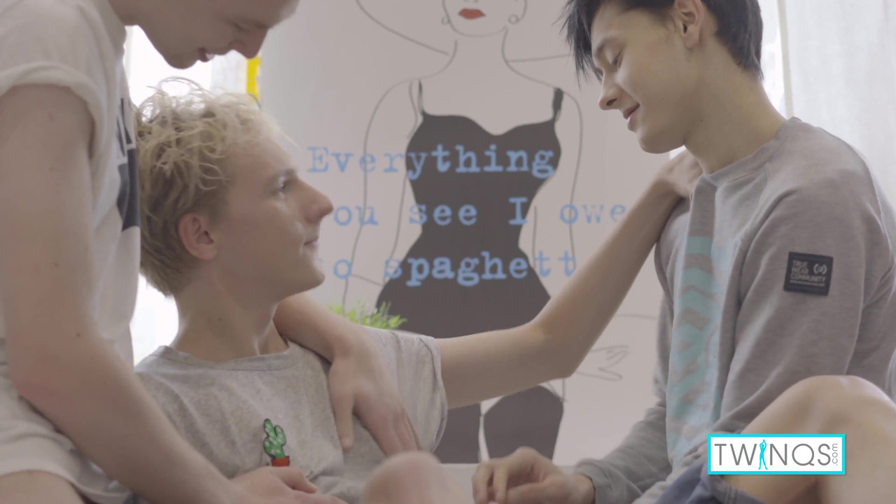 いたずらっぽいツインク、ローガン、マイケル、ニコが乱雑なスリーサム!