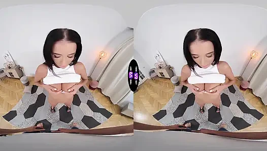 Чувак долбит Milena Ray после того, как заметил ее голую киску - TmwVRnet