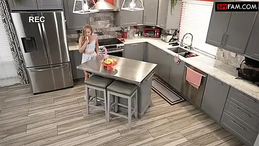 Üvey baba beni kişisel sikiş oyuncağı gibi kullanıyor