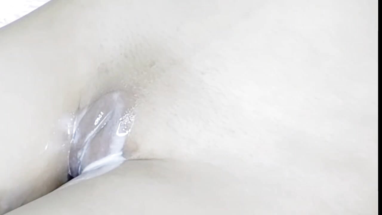 嬌小泰國人：爸爸，他們發現我在自慰，並在我的陰道上塗抹精液