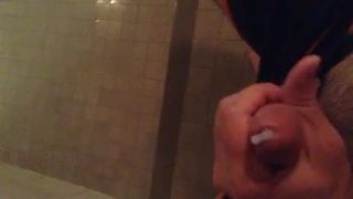 Masturbándose en el baño de vapor de mi gimnasio