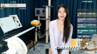 SUPER sexy Korean Babe shows off tits by accident!