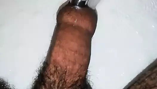 Banyomda sikimle oynuyorum