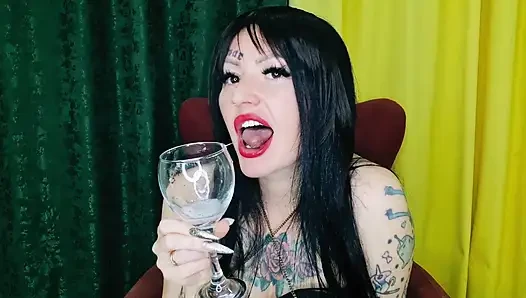 Ein fetisch zum spucken in ein glas. Du wirst es Tropfen für Tropfen trinken!
