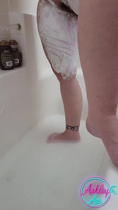 Ashley Ace Își Rade Picioarele - No-shave Noiembrie 2023