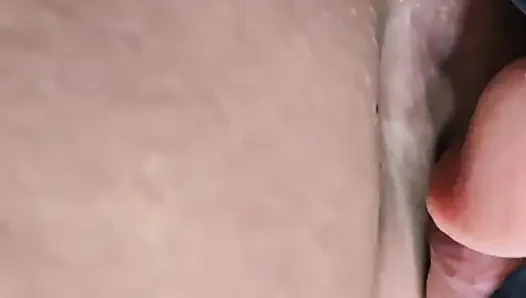 Незнакомец скользит член под ее короткое платье и наполняет сливками ее киску жестко в переполненной автобусе - рискованный публичный трах