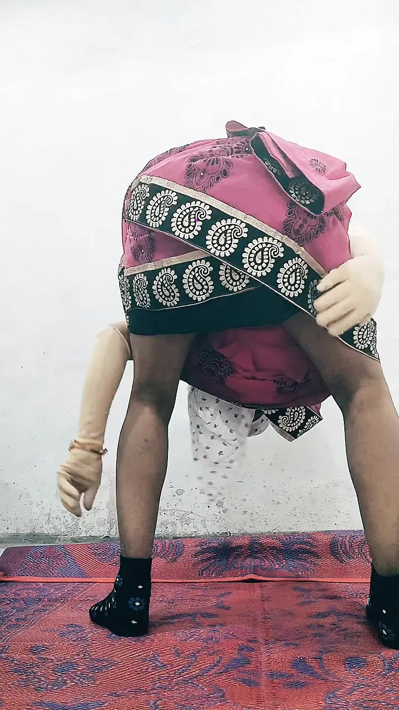 The Indian gay was enjoying his cock in his ass and his video went viral as he whook saree and rocked a bra belt.