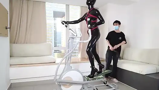 Mz27 - ein in Latex gefesseltes mädchen geht auf einem laufband