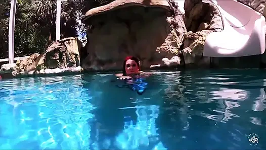 Deniz kızıyla yüzme