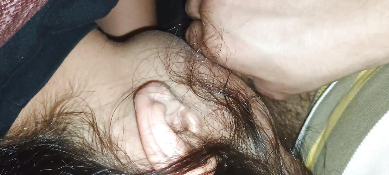 Stiefvater steckt meinen Mund in seinen Schwanz und füllt meinen Mund mit Sperma