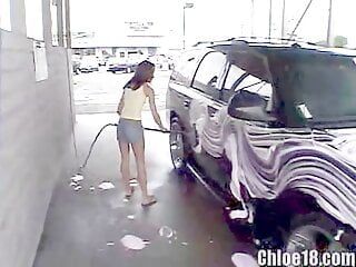 Une adolescente amateur se masturbe dans une voiture