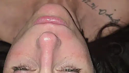 Милфа трахает себя пальцами перед тем, как получить массивный камшот на лицо