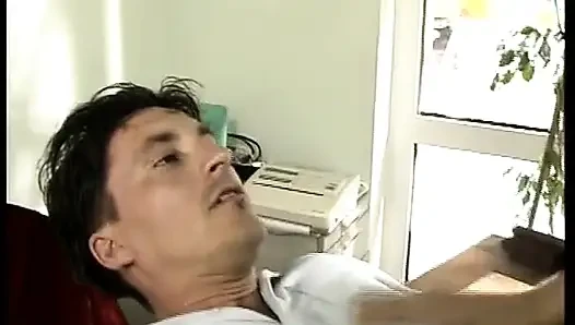 Siyah çoraplı mükemmel sarışın sekreter anal sikiliyor